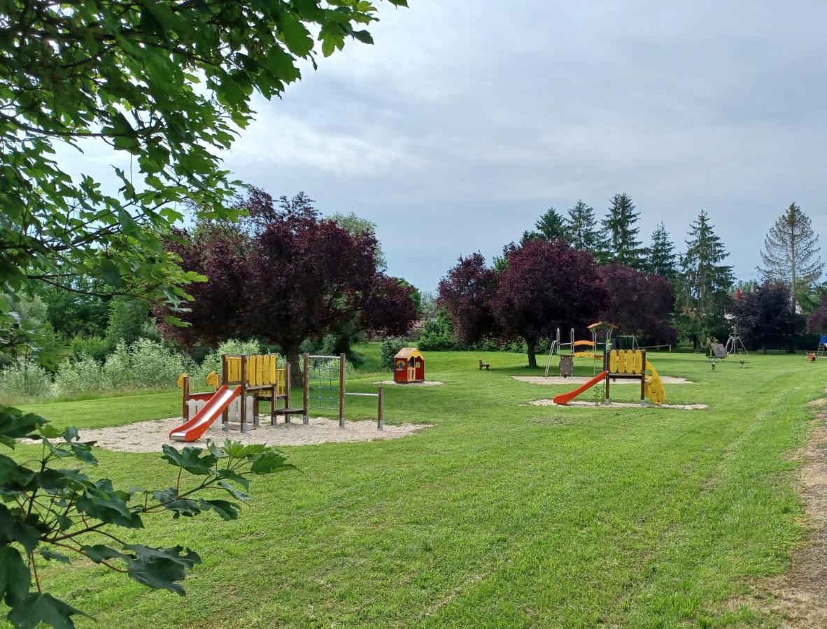Camping Le Vallage Attigny Exteriér fotografie